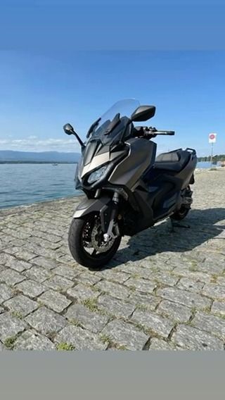 Nouveau Kymco AK 550 Premium 
Prix 11’970.-
Place à la nouvelle génération avec des lignes redéfinies et des équipements supplémentaires.
Le scooter est équipé d’un tableau de bord connecté, bulle réglable électriquement, d’un régulateur de vitesse, de poignées chauffantes, d’un système Keyless et touches piano.
Il bénéficie également d’une garantie 5 ans ou 100’000kms.
Venez le découvrir chez votre agent officiel à Chêne-Bougeries. #lc2r #lacentraledu2roues #geneve #kymco #ak550premium #chenebougeries