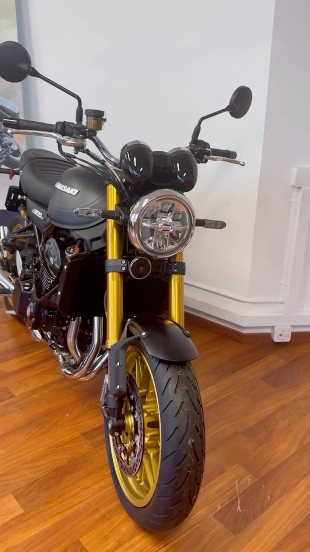 Kawasaki Z900RS SE 2025 
Dès Chf 14’990.- 

Recevoir ce genre de livraisons et se préparer à ouvrir le paquet 📦 est assez excitant et stimulant…

…on est doublement plongés dans une nostalgique enfance. L’une marquée par une moto iconique et débutant l’ère du « Z » et l’autre nous rappelant l’émotion à l’idée d’ouvrir le plus beau et attendu des cadeaux 🎁 

La Z900 RS 2025 est tout simplement 
😍😍😍

La Centrale du 2 Roues
Kawasaki - Kymco
Chemin Deluc 2
1224 Chêne-Bougeries
022 344 50 04

LU-VE 08:00-12:00 / 14:00-18:30 
ven (18h00)
SAM 09:00-12:00
….
#LC2R #lacentraledu2roues #chêne_bougeries #NEW_Z900RS_SE #Z900RS #letthegoodtimesroll  #kawasaki #Kymco #occasions #toutes_marques #kawasaki_genève 
#kawasaki2025 #kawasaki_z