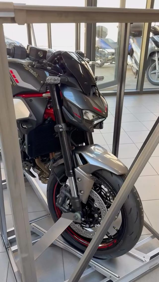 Kawasaki Z900 2025 😍
Dès Chf 10’590.- !!!

Sans aucun doute la plus belle livraison de la semaine, avec l’arrivée de la toute nouvelle Kawasaki Z900 2025 

Qui est tout simplement 😍😍😍

Venez la découvrir 🤗

La Centrale du 2 Roues
Kawasaki - Kymco
Chemin Deluc 2
1224 Chêne-Bougeries
022 344 50 04

LU-VE 08:00-12:00 / 14:00-18:30 
ven (18h00)
SAM 09:00-12:00
….
#LC2R #lacentraledu2roues #chêne_bougeries #NewZ900 #Z900 #letthegoodtimesroll  #kawasaki #Kymco #occasions #toutes_marques 
#kawasaki_genève 
#kawasaki2025 #Kawasaki_Z #Kawasaki_Z900