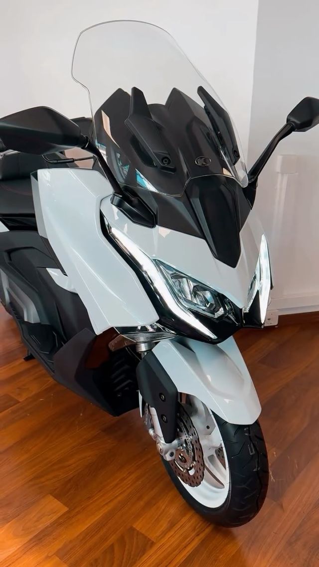 Kymco 550 Premium 
Peinture personnalisée !
Personnalisé Full White

Nous sommes heureux de vous présenter cette version personnalisée en blanc à la demande de son nouveau propriétaire que nous remercions pour sa confiance.

Le AK 550 Premium de série:
-Nouveau look complet 
-Nouveau Dashboard TFT couleur 
-Technologie Full LED 
-Confort amélioré 
-Freins Brembo
-ABS + Traction Control 
-Keyless System
-Prise USB
-Nouveaux boutons de fonctions 

La Centrale du 2 Roues
Kawasaki - Kymco
Chemin Deluc 2
1224 Chêne-Bougeries
022 344 50 04

LU-VE 08:00-12:00 / 14:00-18:30 ven (18h00)
SAM 09:00-12:00
….
#LC2R #lacentraledu2roues #A2_35kW #chêne_bougeries #AK550Premium
#kawasaki #Kymco #occasions #toutes_marques