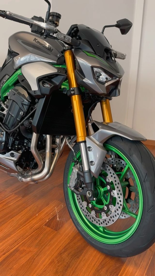 KAWASAKI Z900SE 2025 – DISPONIBLE DÈS CHF 12’290.- ! ⚡

🔥 Elle est enfin là ! La toute nouvelle Kawasaki Z900SE 2025 arrive avec son look percutant et ses performances de haut niveau. Encore plus de caractère, encore plus de sensations ! 💚🏍

👉 Un design encore plus radical, une électronique dernier cri et toujours cette puissance brute qui fait sa réputation.

✨ LES ÉVOLUTIONS 2025 :
	•	Nouveau look affûté et agressif
	•	Tableau de bord TFT connecté pour une visibilité optimale
	•	Quickshifter Up & Down pour des passages de vitesse fluides
	•	Freins radiaux & Cruise Control pour un confort et un contrôle parfaits
	•	Éclairage Full LED & norme Euro 5+
	•	Version Full Power disponible

📍 Disponible dès maintenant chez La Centrale du Deux Roues !

La Centrale du 2 Roues 
Kawasaki & Kymco
Chemin Deluc 2
1224 Chêne-Bougeries
📞 022 344 50 04

🕒 Horaires :
	•	Lundi - Vendredi : 08h00-12h00 / 14h00-18h30 (Vendredi jusqu’à 18h00)
	•	Samedi : 09h00-12h00

👉 Prêt à la découvrir en vrai ? Passez nous voir en concession ! 

#LC2R #lacentraledu2roues #NewZ900SE #Z900SE #letthegoodtimesroll #kawasaki #kymco #moto #motopassion #Z900Lovers #Genève #Z900Life #KawasakiGenève #NakedBike