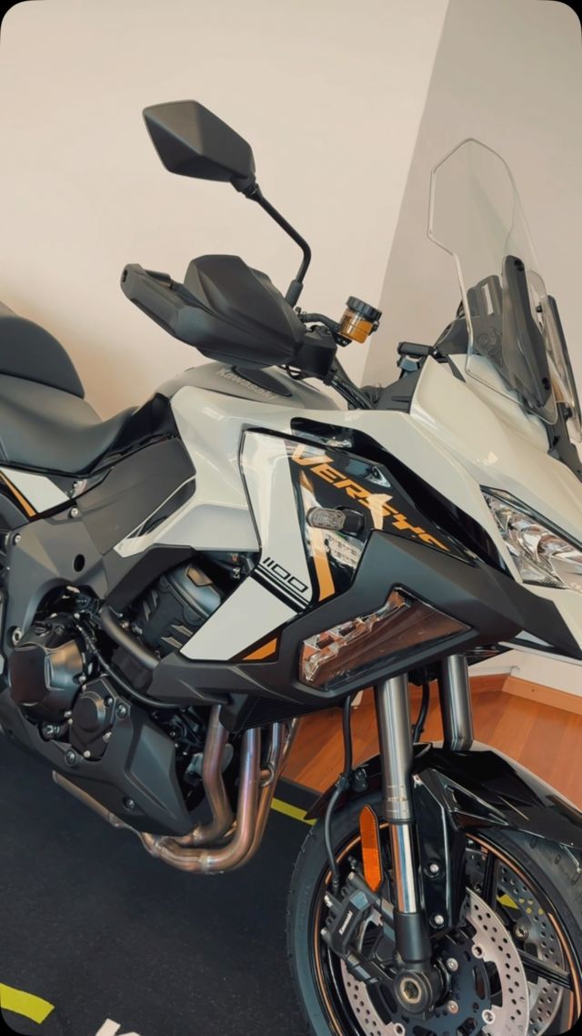 NOUVELLE 
KAWASAKI VERSYS 1100 SE – DISPONIBLE !
À l’essai dès aujourd’hui chez 
La Centrale du 2 Roues !

Kawasaki frappe fort pour 2025 avec 
une Versys revue en profondeur :
→ Nouveau moteur 1100cm³ Euro5+
→ +15ch et +1 mkg de couple
→ Quickshifter up & down actif dès 1’500 t/min

Tarifs :
• Versys 1100 S : CHF 15’790.–
• Versys 1100 SE : CHF 17’990.–

Points clés :
• Modes de conduite : Sport / Road / Rain / Rider
• Full LED + feux de virage
• Suspensions électroniques KECS
• Traction Control KTRC
• Quickshifter amélioré (KQS)
• Connectivité smartphone (Rideology App)
• Régulateur de vitesse
• Poignées chauffantes de série

Version Grand Tourer équipée de :
• Valises latérales 2×28L + sacs intérieurs
• Top-case 47L
• Phares LED additionnels
• Protège-mains & carters moteur
• Protection réservoir, prise USB, support GPS
• Poignées chauffantes incluses

⸻

📍 À découvrir maintenant chez :
La Centrale du 2 Roues
Chemin Deluc 2 – 1224 Chêne-Bougeries
022 344 50 04

Horaires :
Lun–Ven : 08h00–12h00 / 14h00–18h30 
(Ven jusqu’à 18h00)
Samedi : 09h00–12h00

⸻

#Kawasaki #Kawasaki_Versys #Versys1100 #Versys1100SE
#LetTheGoodTimesRoll #VersysFamily #Rideology
#KawasakiGenève #LC2R #LaCentraleDu2Roues
#Kawasaki2025 #Euro5Plus #MotorcycleLife #MotoSuisse