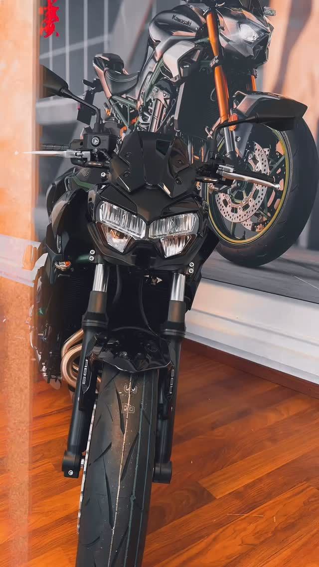 KAWASAKI Z650 2025 – FULL & 35kW
Dès CHF 7’890.– 

Dans la grande famille des Z, elle incarne l’équilibre parfait : caractère affirmé, look affûté, et prise en main intuitive. Une vraie guerrière urbaine, prête à rugir !

⚡ Compacte, agile, légère, la Z650 est la compagne idéale pour les permis A & A2 limité.

Avec son style Sugomi et son moteur réactif, elle transforme chaque trajet en plaisir.

AU PROGRAMME :
• 🛞 Moteur 649 cm³ réactif & joueur
• ⚙️ Disponible en version full ou 35kW (A2)
• 🧲 Embrayage assisté & anti-dribble
• 📱 Écran TFT couleur + connectivité smartphone
• 💡 Éclairage full LED

Modèles à l’essai – leasing sur mesure – livraison rapide !
Tu l’essaies… tu repars avec.

—

📍 Disponible & à l’essai chez :
La Centrale du 2 Roues – LC2R
Chemin Deluc 2 – 1224 Chêne-Bougeries
📞 022 344 50 04 – 🌐 www.lacentraledudeuxroues.ch

🕘 Lun–Ven : 08h00–12h00 / 14h00–18h30 (Ven. jusqu’à 18h00)
🕘 Samedi : 09h00–12h00

—

#KawasakiZ650 #Z6502025 #KawasakiA2 #ZFamily #Sugomi #Rideology
#LC2R #KawasakiGenève #LaCentraleDu2Roues #LetTheGoodTimesRoll #NakedBike